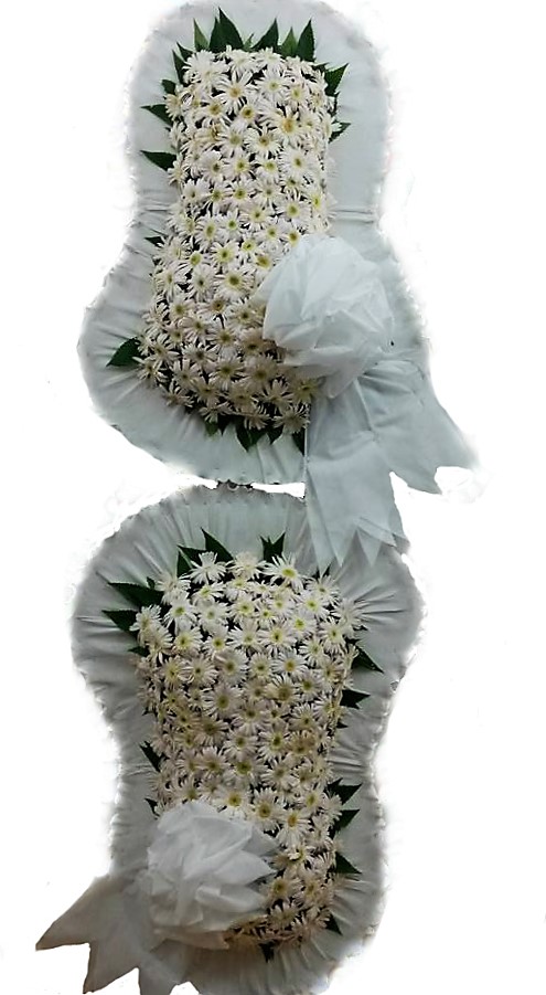 Beyaz Çiçeklerden Oluşan Çiftli Ayaklı sepet